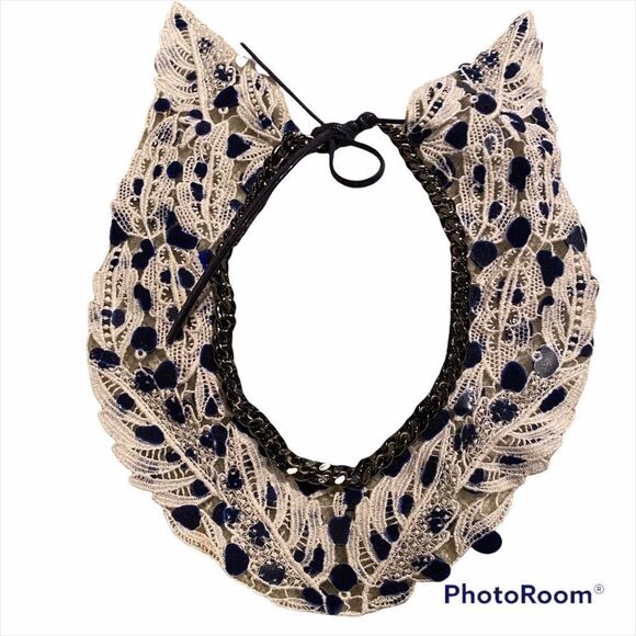 Unique fabric and metal collared choker cottage - Picture 3 of 8